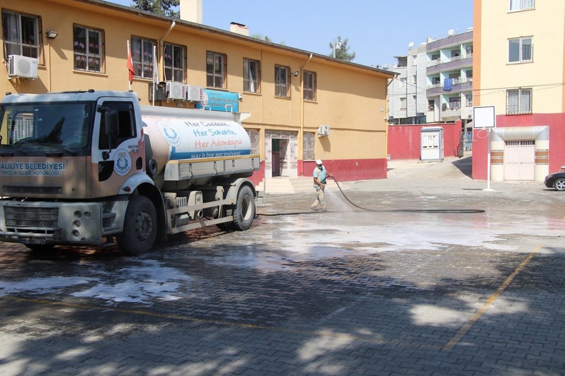 HALİLİYE’DE OKULLAR YIKANARAK DEZENFEKTE EDİLİYOR