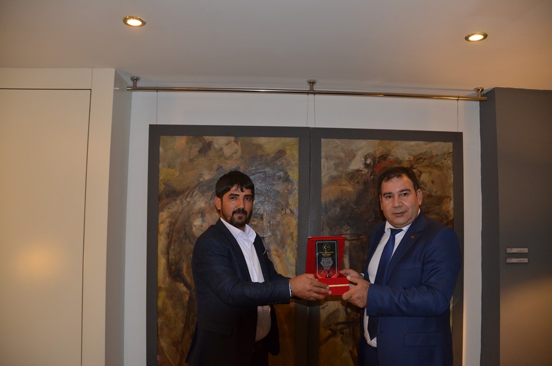 BAŞARILI USTA  GAZETECİ ABDULLAH YİĞİT `E ÖDÜL