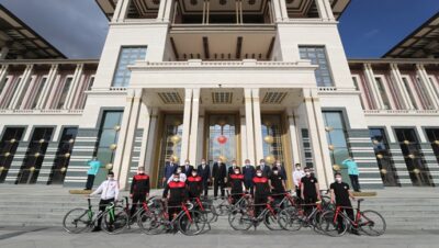 Cumhurbaşkanı Erdoğan, Cumhurbaşkanlığı Bisiklet Turu Ankara Kafilesi’ni kabul etti