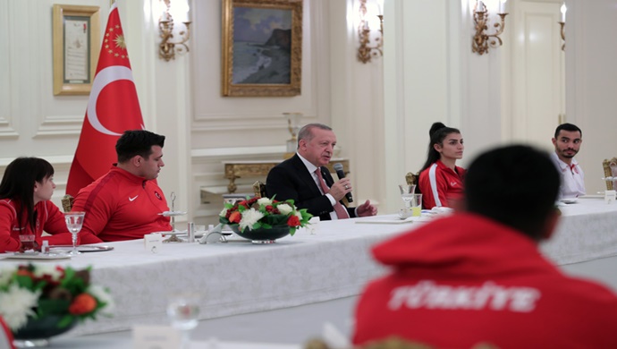 Cumhurbaşkanı Erdoğan, millî sporcularla iftar yemeğinde bir araya geldi
