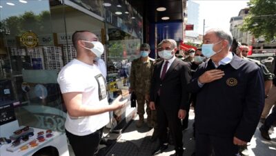 Millî Savunma Bakanı Hulusi Akar Malatya’da Esnafı Ziyaret Ederek Vatandaşlarla Sohbet Etti