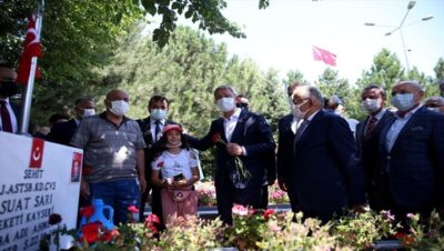 Millî Savunma Bakanı Akar, Kayseri’de Şehitlikleri Ziyaret Etti