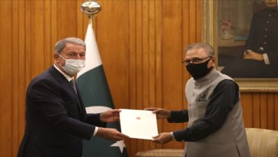 Pakistan Cumhurbaşkanı Arif Alvi, Millî Savunma Bakanı Hulusi Akar’ı Kabul Etti