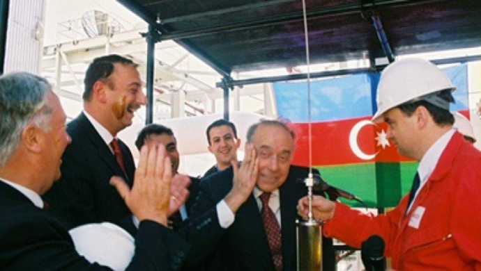 Milletvekili Meşhur Memmedov , “Asrın Anlaşması” Azerbaycan’ın yeni bir gelişme aşamasına girmesini sağladı