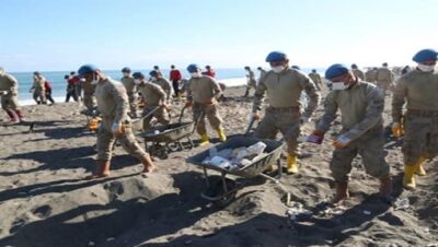 Sel Bölgesinde Jandarma Sahile Vuran Atıkları Temizledi