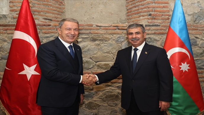 Gürcistan’da Bulunan Millî Savunma Bakanı Hulusi Akar, Azerbaycan Savunma Bakanı Org. Zakir Hasanov ile Bir Araya Geldi