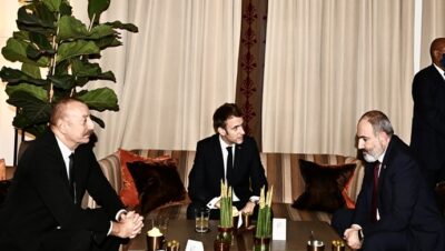 Fransa Cumhurbaşkanı’nın girişimiyle Brüksel’de Azerbaycan Cumhurbaşkanı ile Ermenistan Başbakanı arasında gayri resmi bir görüşme yapıldı.