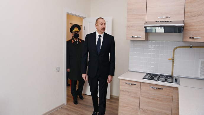 İlham Aliyev, MİDA’nın yaptırdığı binalarda şehit aileleri ve askerlerin kaldığı apartmanlarla tanıştı