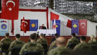 Millî Savunma Bakanı Hulusi Akar, Kosova’da Mehmetçik ile Bir Araya Geldi