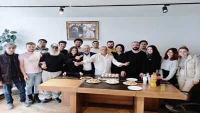 Turgut Geleç’e oyuncu dostları sürpriz doğum günü partisi hazırladı