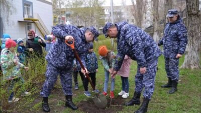 В Нововоронеже единороссы приняли участие в создании аллеи в честь российской армии и ее солдат
