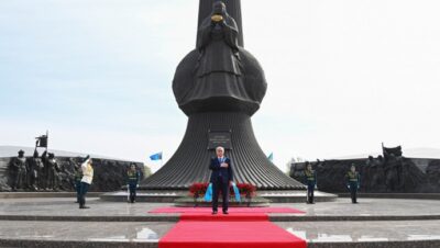 Президент Қасым-Жомарт Тоқаев «Отан Ана» монументіне гүл шоғын қою рәсіміне қатысты