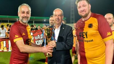 Cumhurbaşkanı Ersin Tatar, 9.Güner Batmazoğlu Masterler Anı Futbol Turnuvası’nı izledi