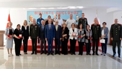 Cumhurbaşkanı Ersin Tatar, Anneler Günü münasebetiyle Milli Mücadele Madalya Takdim Töreni’ne katılarak Kıbrıs Türk mücadele yıllarında önemli hizmetleri bulunan mücahidelere madalya verdi