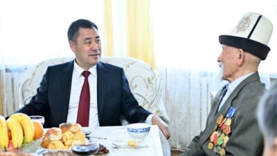 Президент Садыр Жапаров навестил ветерана Великой Отечественной войны Аспека Джумашева