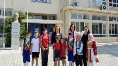 Cumhurbaşkanı Ersin Tatar’ın eşi Sibel Tatar, Şehit Tuncer İlkokulu’na katkıda bulunanlara plaket takdim edilmek üzere düzenlenen “Tek Yürek Olduk” etkinliğine katıldı