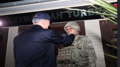 Millî Savunma Bakanı Hulusi Akar ve Beraberindeki TSK Komuta Kademesi Geceyi Dağlıca’da Geçirdi, Bayram Namazını Mehmetçik ile Kıldı