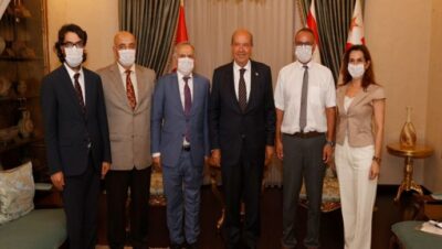 Cumhurbaşkanı Ersin Tatar, Türk Üroloji Derneği başkan ve yönetim kurulu üyelerini kabul etti.