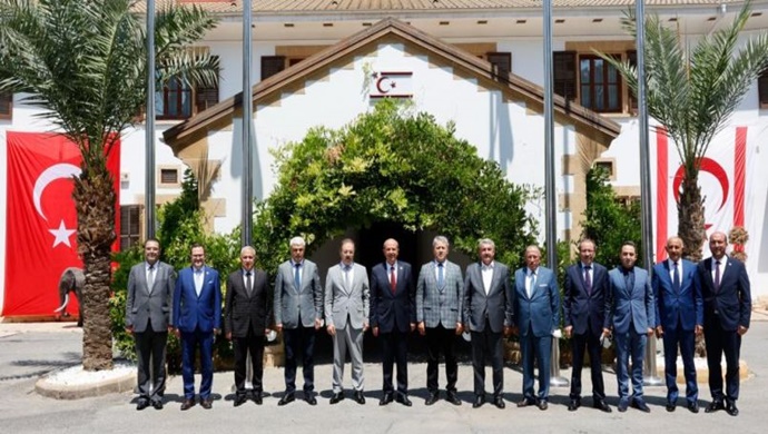 Cumhurbaşkanı Ersin Tatar, Türkiye Esnaf ve Sanatkarlar Kredi ve Kefalet Kooperatifleri Birlikleri Merkez Birliği (TESKOMB) Genel Başkanı Abdülkadir Akgül ve beraberindeki heyeti kabul etti