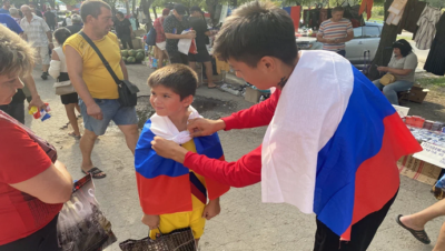 Активисты «Молодой Гвардии Единой России» и «Волонтерской Роты» раздали российские флаги в Мариуполе и Купянске