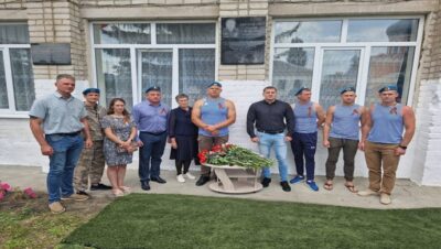 В Воронежской области при поддержке «Единой России» установили мемориальную доску гвардии сержанту, участвующему в СВО