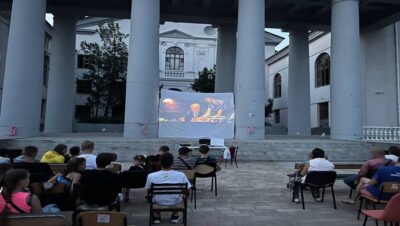 «Молодая Гвардия Единой России» и «Волонтёрская Рота» в День российского кино организовали кинопоказы в Мариуполе и ПВР в регионах