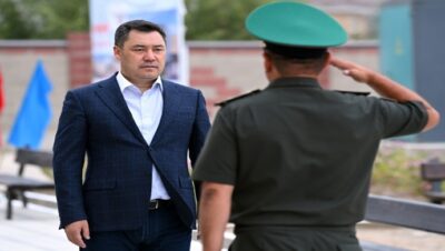 Президент Садыр Жапаров вручил ключи от новых квартир сотрудникам Пограничной службы