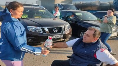 Волонтёры «Единой России» и МГЕР помогают водителям в посёлке Ильич в Краснодарском крае, где организована стоянка машин