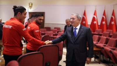 Millî Savunma Bakanı Hulusi Akar, Dünya Şampiyonu Olan Ampute A Millî Futbol Takımımız ile Bir Araya Geldi