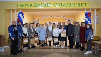 «Единая Россия» передала подарки школьникам Антрацитовского района ЛНР