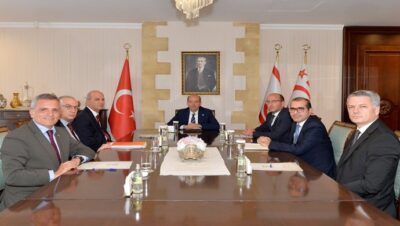 Cumhurbaşkanı Ersin Tatar, Cumhurbaşkanlığı’nda bankacılarla bir toplantı gerçekleştirdi