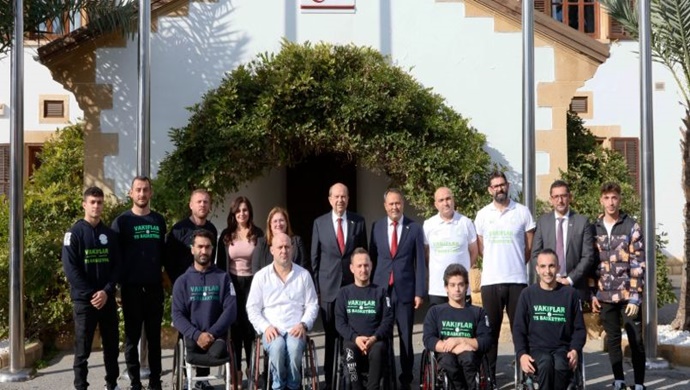 Cumhurbaşkanı Ersin Tatar, KKTC Engelliler Spor Federasyonu Tekerlekli Sandalye Basketbol Takımı, antrenör ve yöneticilerini kabul etti