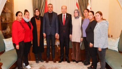 Cumhurbaşkanı Ersin Tatar, Kamu-İş Başkanı Ahmet Serdaroğlu ve Milli Eğitim Bakanlığı’na bağlı okullarda görev yapan sendikalı hademeleri kabul etti