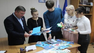 «Единая Россия» отправила в зону СВО первые письма «Новогодней почты»
