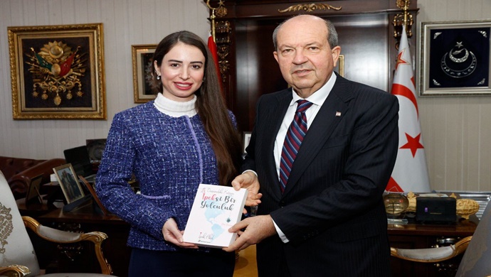 İpek Akol, Cumhurbaşkanı Ersin Tatar’a kitabını takdim etti
