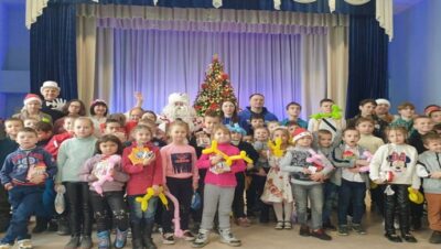 Московские единороссы организовали детский новогодний праздник в Мариуполе
