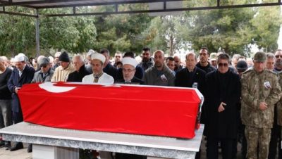 Cumhurbaşkanı Ersin Tatar, Adıyaman’da yıkılan İsias Oteli enkazında hayatını kaybeden Duygu Bolsoy Kalaycı ve kızı Lavin Kalaycı’nın cenaze törenine katıldı