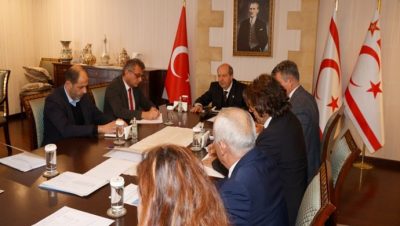 Cumhurbaşkanı Ersin Tatar, CTP Genel Başkanı Tufan Erhürman ve HP Genel Başkanı Kudret Özersay ile bir araya geldi.
