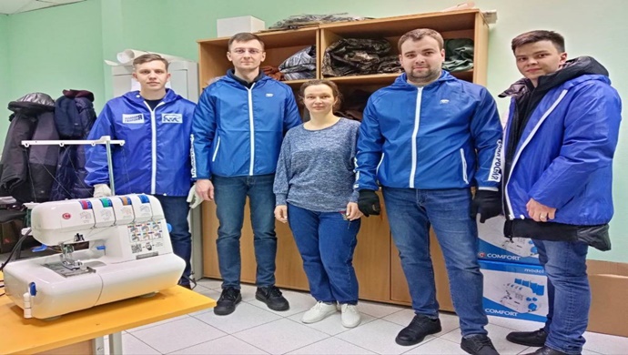 В Югре «Единая Россия» передала партию ткани движению «Шьём для наших» для пошива одежды участникам СВО