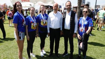Cumhurbaşkanı Ersin Tatar, Long Beach Maratonu Ödül Töreni’ne katılarak kazananlara ödüllerini verdi