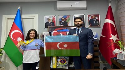Giresundakı icmamız İrəvanda Avropa çempionu olan Cansu Bektaşa Azərbaycan bayrağını təqdim edib
