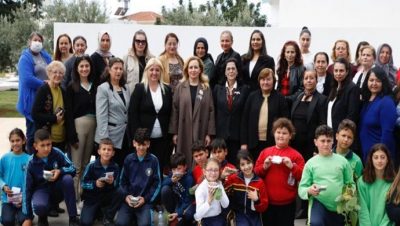 Mehmetçik’te, Cumhurbaşkanı Ersin Tatar’ın eşi Sibel Tatar’ın da katılımıyla, ipek böceği yetiştiriciliği ve koza işi ile ilgili seminer gerçekleştirildi