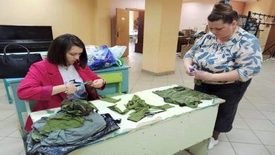 В Смоленской области активистки «Женского движения Единой России» плетут масксети для участников СВО
