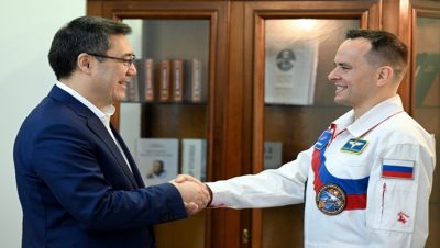Президент Садыр Жапаров встретился с российским космонавтом, уроженцем Кыргызстана Сергеем Корсаковым