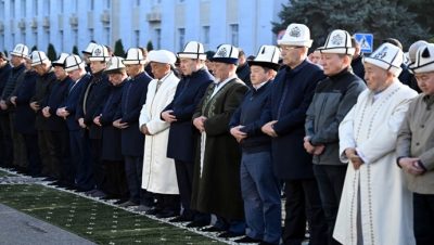 Президент Садыр Жапаров принял участие в праздничном айт-намазе в Бишкеке