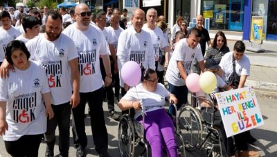 Cumhurbaşkanı Ersin Tatar, “Hayatı Paylaşmak İçin Engel Yok” sloganıyla Lefkoşa’da düzenlenen kortej yürüyüşüne katıldı