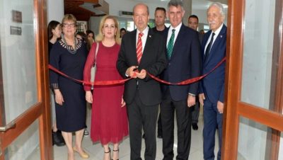 Cumhurbaşkanı Ersin Tatar eşi Sibel Tatar ile birlikte, “Kıbrıs’ta Umutlar Tükenmesin” isimli karma resim sergisinin açılışını yaptı