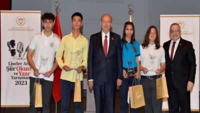 Cumhurbaşkanı Ersin Tatar, eşi Sibel Tatar ile birlikte “Liseler Arası Şiir Okuma ve Yazma Yarışması” etkinliğine katıldı