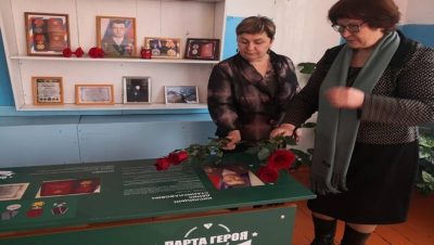 В школах Омской области при поддержке «Единой России» установили Парты Героя