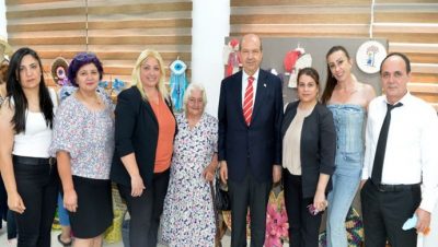 Cumhurbaşkanı Tatar, köy kadın kursu sergisini gezdi